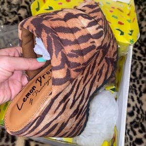 *SOLD* Striped Manolya Platform Sandals Sz 6